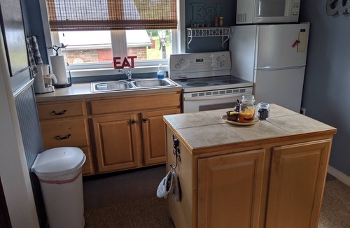 Luray Cottage | Charming Cottage, Fresh Eggs, Friendly Pets AND Pet Friendly!
