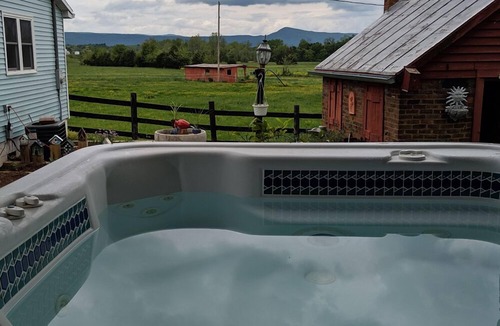 Luray Cottage | Charming Cottage, Fresh Eggs, Friendly Pets AND Pet Friendly!