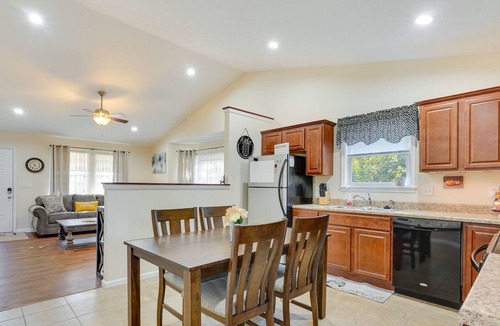 Howard House | Charming Howard Getaway w/Deck, 1 Mi to Lake!