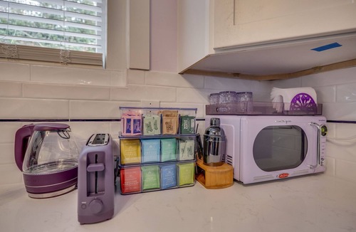 Greeneville House | Charming Iris House – Walkable Historic Downtown Dollhouse Near Museums & Dining