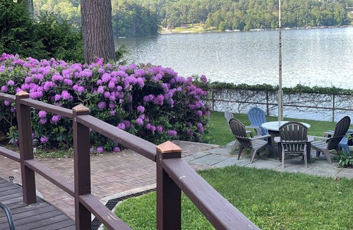 White Mills House | Charming Lakefront Retreat: Stunning Views, Cozy Ambiance