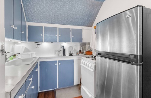 New Paltz Apartment | CHARMING Mid Century Vintage 1BR Guest Suite - 2 Min to Downtown
