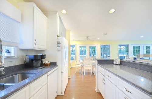 Essex House | Charming Middle River Hideaway with Water-Front/Fire-pit/WiFi/Prvt Parking