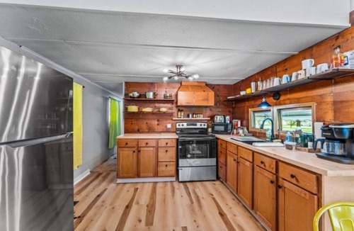 Pymatuning Central House | Charming mobile home with WiFi, AC sleeps 6 .n7 mins from Pymatunning lake