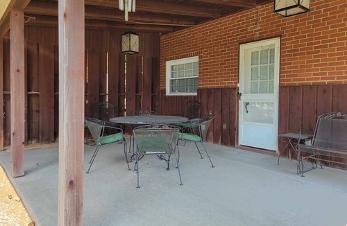 Morgantown House | Charming retro house on University Ave, walking distance from WVU Stadium.