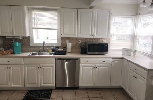 Parma House | Charming Spacious & Affordable. Gem of Parma! Modern space superbly clean.