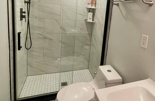 South Oakland Apartment | Charming studio with WiFi and AC in vibrant Pittsburgh