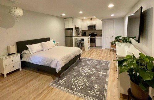 South Oakland Apartment | Charming studio with WiFi and AC in vibrant Pittsburgh