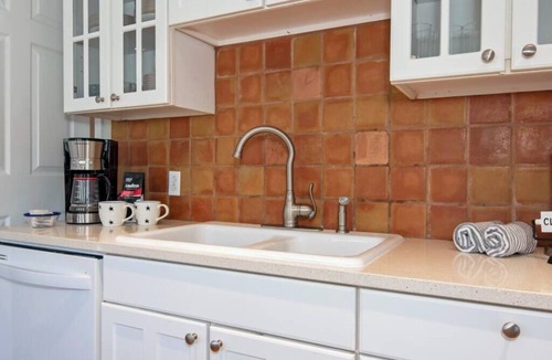 Tilghman House | Charming Summer Cottage – Relax and Unwind Here!