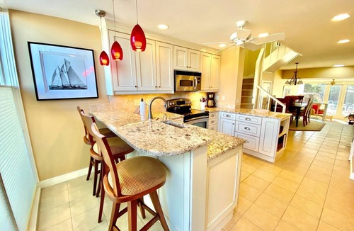 North Shores House | Charming town home located just steps to the peaceful North Shores Beach!
