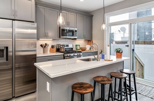 South Philadelphia House | Charming Townhouse w/ Roofdeck -4B/3B - Sleeps 11!