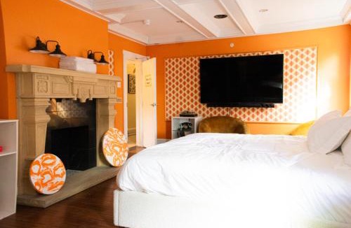 Connellsville Hotel | Chateau Connellsville That 70s Suite