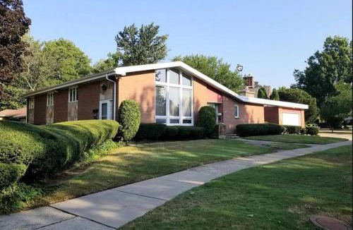 Amherst House | Cheerful 4 bedroom bungalow with indoor fireplace