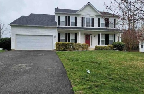 Waldorf House | Cheerful 4 bedroom home with fireplace.nn
