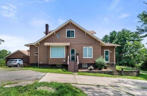 New Kensington House | Cheerful 4BR Chalet with Seasonal Pool, Hot Tub