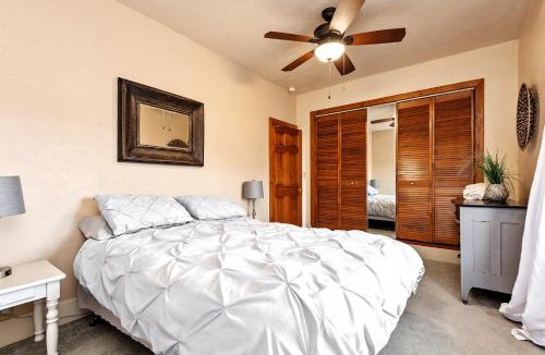 New Kensington House | Cheerful 4BR Chalet with Seasonal Pool, Hot Tub