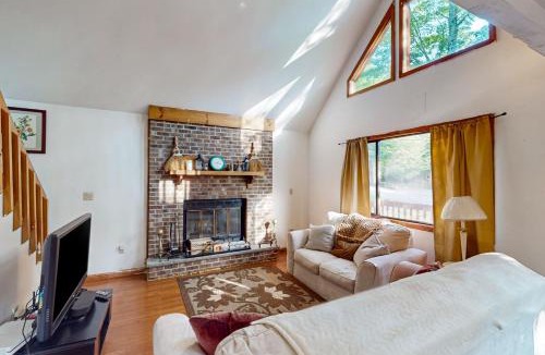 Lake Ariel House | Chestnut Hill Hideaway