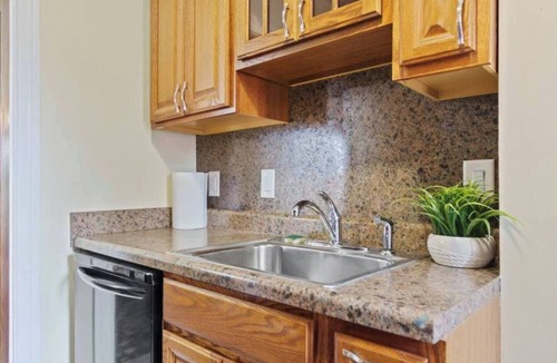 West Central Apartment | Chic Apt 5 blocks from Downtown w/Parking