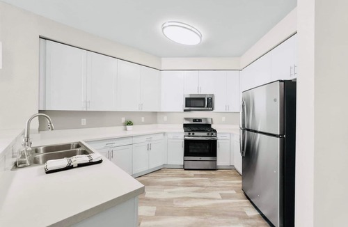 Sparks Apartment | Chic Apt. w/Jacuzzi, Pool, Nr Casino & Shopping
