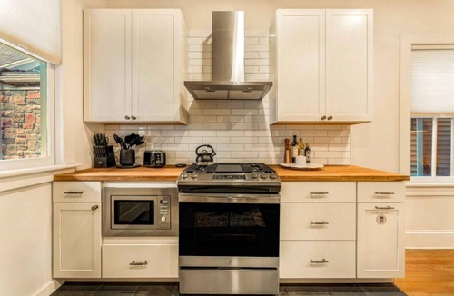 Stroudsburg Apartment | Chic Retreat Downtown Stroudsburg | 3BR+Sleeps 10