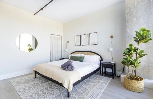 Historic Downtown Apartment | Chique Loft 15 Min from NYC with City View & Pool