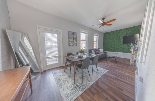 Central Business District Condo | Cincy Stay And Play/K&Q Comfort + Walkable Gem