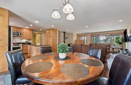 McCall House | *CJ's Lakeview Cabin HotTub Spotless! GameRoom Parking Stocked Kitchen*