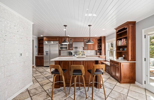 Arlington House | Clarendon Getaway, 6-BR Luxurious Urban Estate