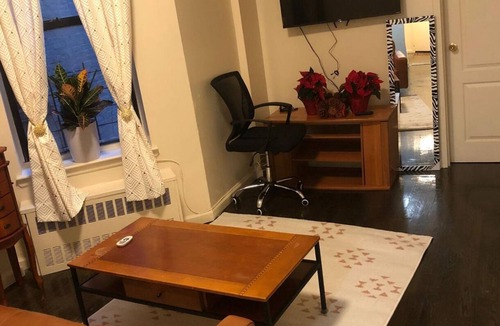 Central Park North Apartment | Clean 1bedroom with WiFi and AC in the heart of Harlem with many stores close by