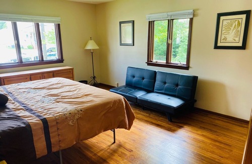 Hermitage House | Clean & Basic One Floor House Close to Park & Lake