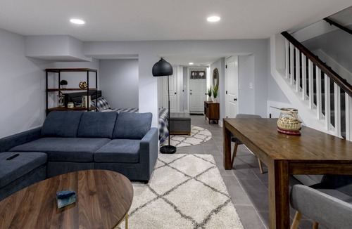 Capitol View Apartment | Clean&Cozy English Basement