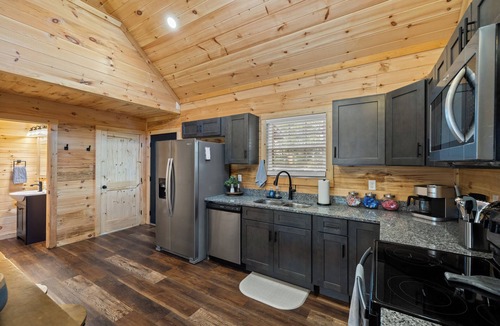 Rogers Cabin | Cliff Haven at Red River Gorge 2-bedroom cabin with WiFi, AC, Fire Pit, Hot Tub