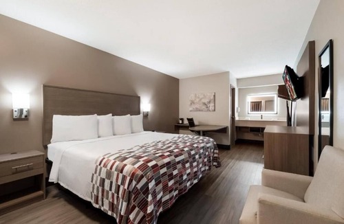 Twin Brook Hotel | Close to Hamilton Place Mall | 2 Budget Friendly Rooms | Pets are Allowed
