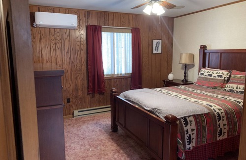 Lake Harmony Estates House | Close to JFBB, cabin w/ hot tub, pool room, fire pit