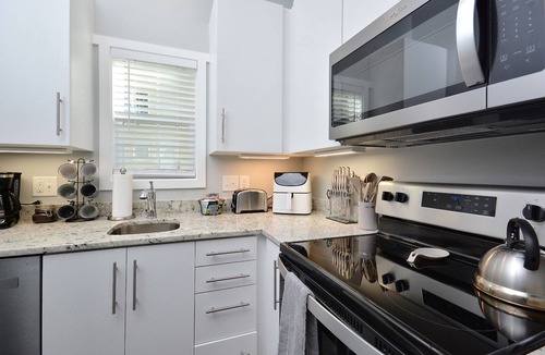 Elon House | Closest VRBO to Campus, Walk to Everything, Bright 2 bd bELONg Home