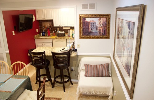 Washington Square West House | Cntr-city lux 2BR 2.5BA townhouse with free parking close to all amenities.