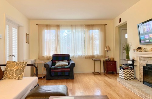 Leonia House | Colonial style house with 3 bedrooms , family room , backyard .