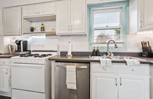 Mayfield Heights House | Colorful and Quiet - 3-Bedroom Cottage Home in Mayfield Heights