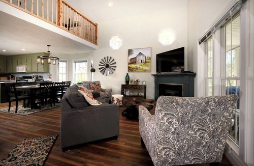 Afton House | Come and enjoy a beautiful view and relaxing time at Windy Knoll.