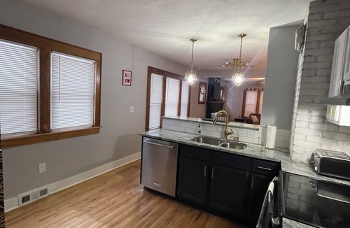 Syracuse House | Come home to Kenwood 2 bed pet friendly free park conveniently in Syracuse