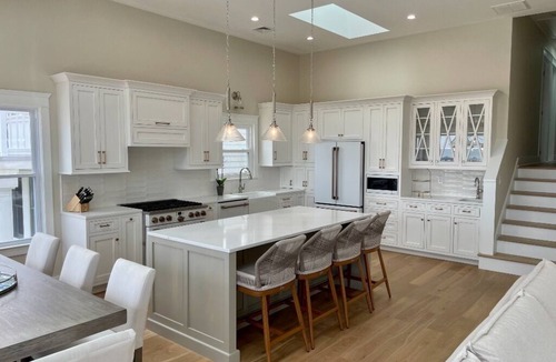 Gold Coast Condo | Come vacation at this 4 bedroom, 3 bath beach front property.