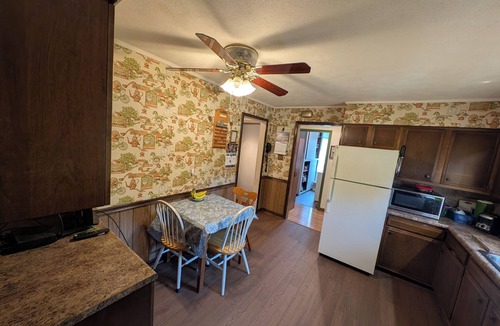 Hubbard House | Comfortable 2-bedroom house with AC in charming Hubbard. Full Kitchen, Laundry