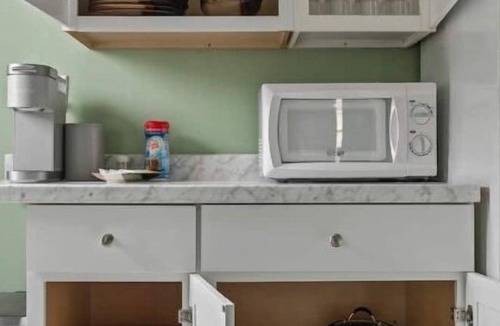Erie Apartment | Comfortable 2 bedroom king suite/n