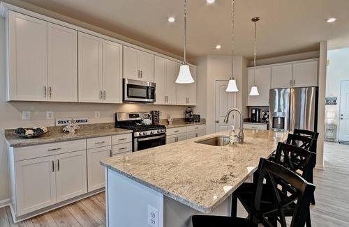 Frankford House | Comfortable 3 bedroom townhouse steps from the Amenities! Wifi, Pool, Fitness Center, Sauna, Weekend Shuttle!
