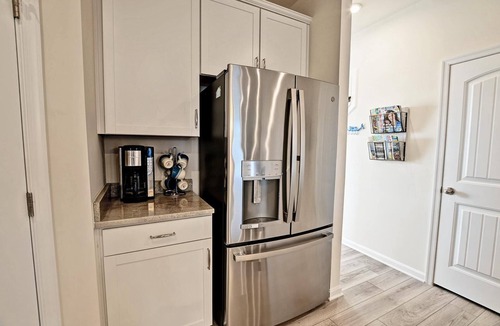 Frankford House | Comfortable 3 bedroom townhouse steps from the Amenities! Wifi, Pool, Fitness Center, Sauna, Weekend Shuttle!