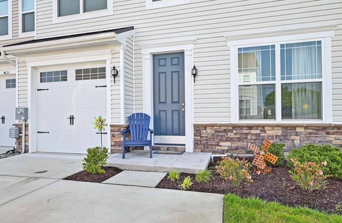 Frankford House | Comfortable 3 bedroom townhouse steps from the Amenities! Wifi, Pool, Fitness Center, Sauna, Weekend Shuttle!