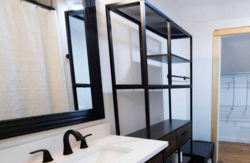Medina House | Comfy 2 Bed and 2 Bath near Industrial Park!