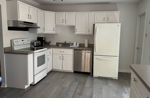South End House | Comfy 2-brm house with porch, big yard in peaceful south Ocean City. Sleeps 6.