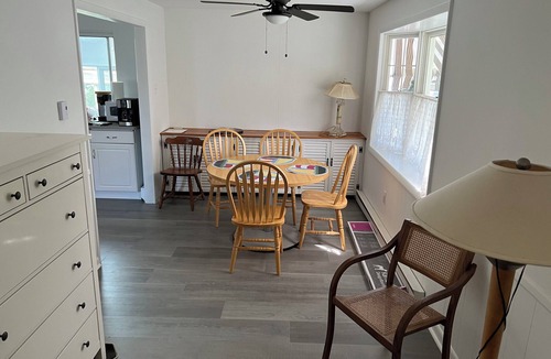 South End House | Comfy 2-brm house with porch, big yard in peaceful south Ocean City. Sleeps 6.