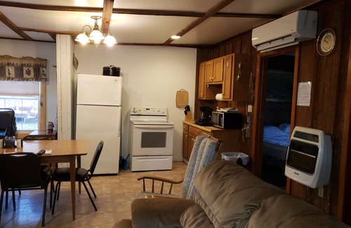 Huntingdon House | Comfy cabin in the woods with huge party deck
